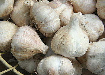 English: A basket of garlic (allium sativum) o... English: A basket of garlic (allium sativum) o...